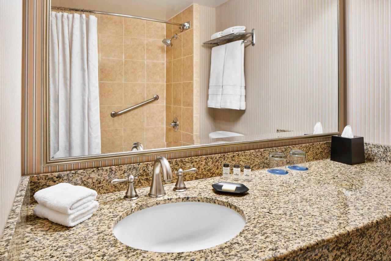 Concierge level Guest room 1 King Harbor view,1398479039:JPEG