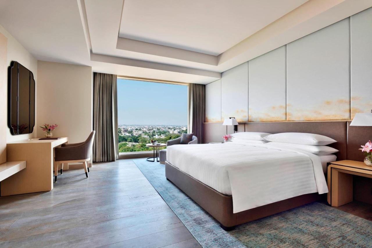 Standard King Guest Room 1 King Bed INR 1000 F&B Credit 11 on Selected Beverages Happy Hours 1700 1900 Hrs