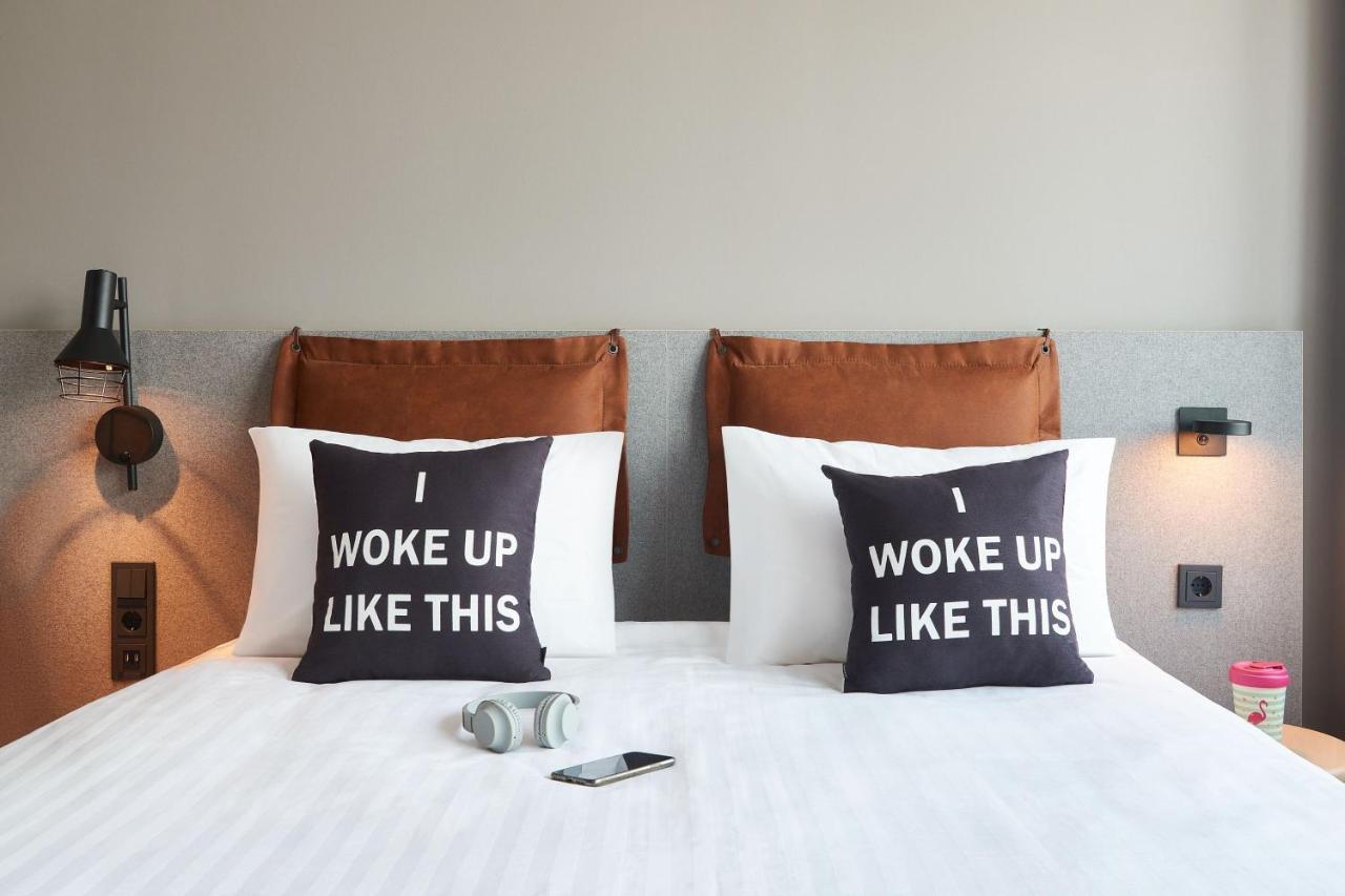 Moxy Queen Room