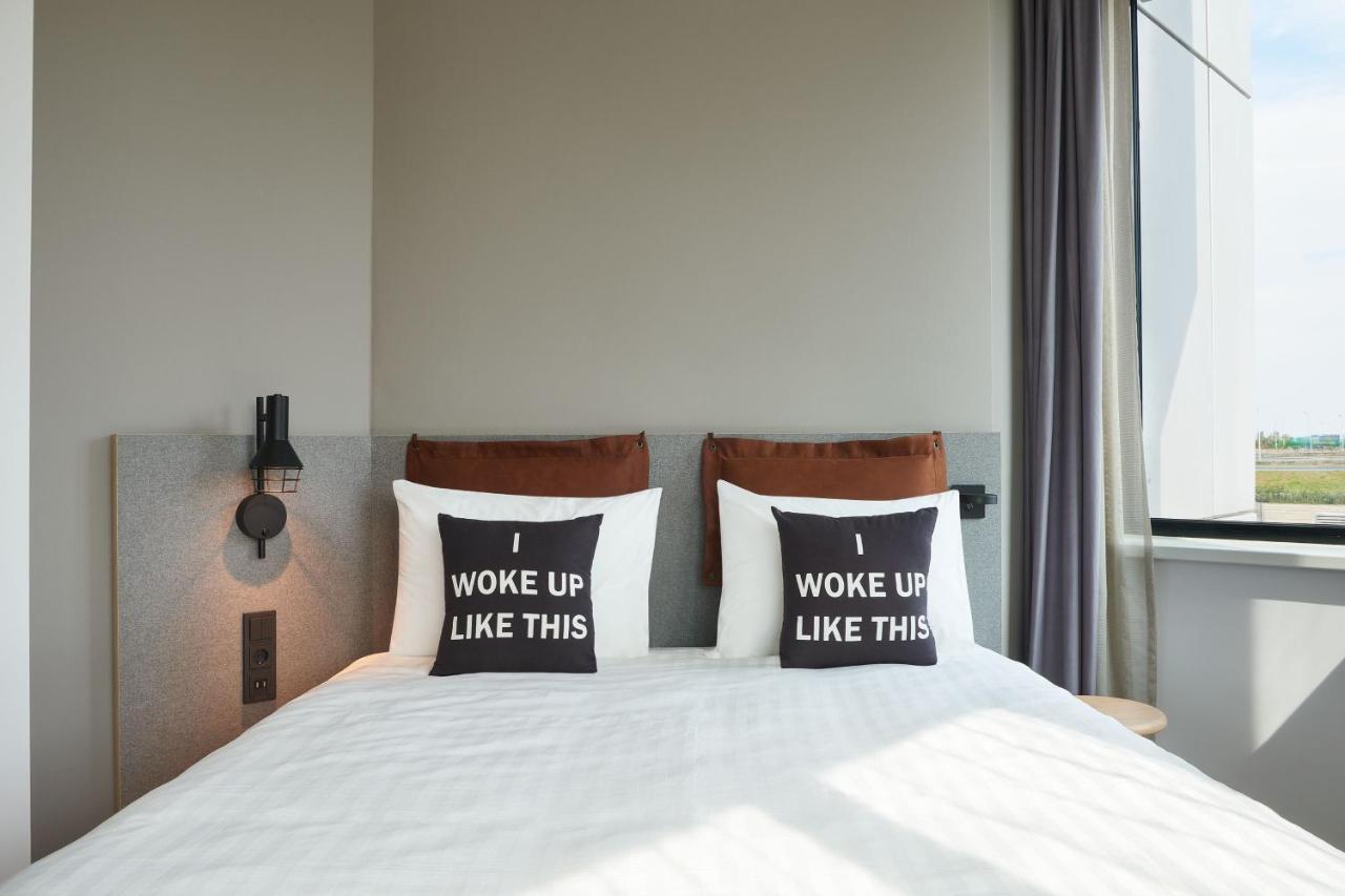 Moxy Queen Room