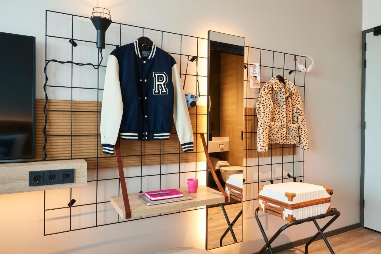Moxy Queen Room