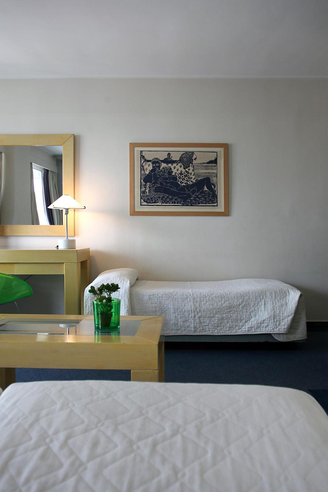 Comfort Room with Three Single Beds - Non-Smoking,1742650639:JPEG
