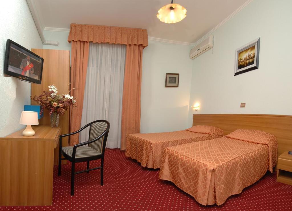Twin Room,1405906712:JPEG