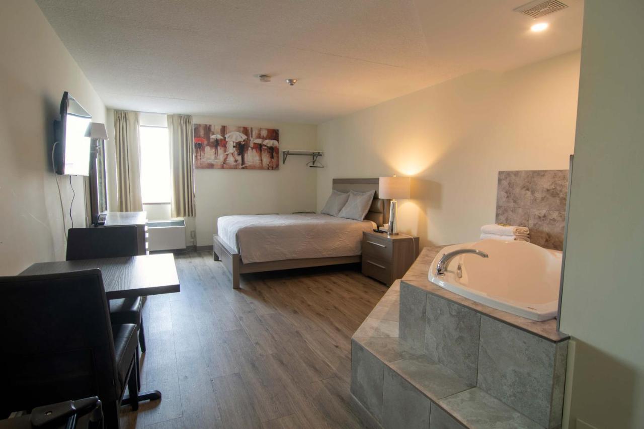 One Queen Bed Jacuzzi