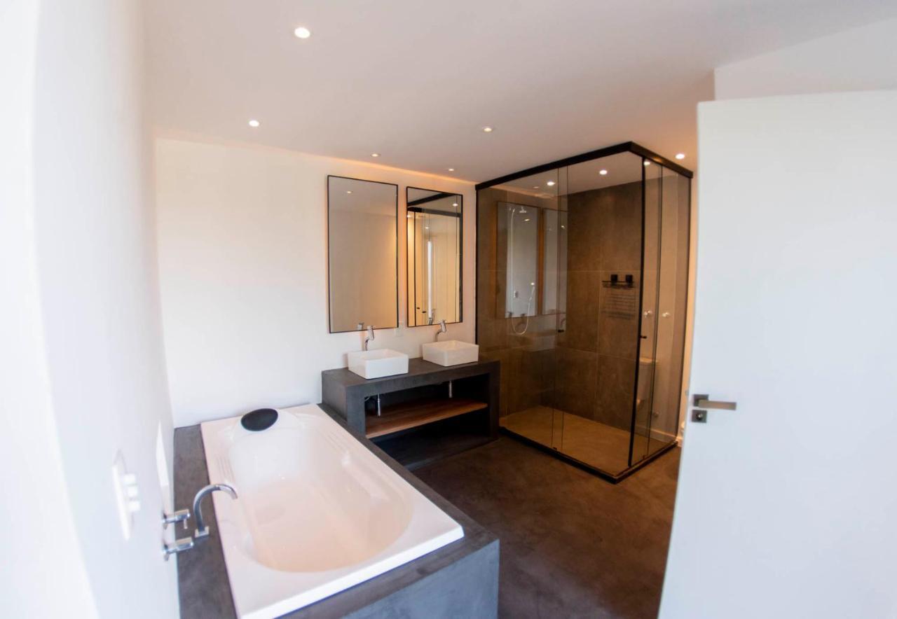 Deluxe Queen Room Bath