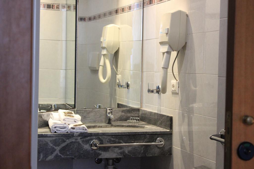 Single Room,698952444:JPEG