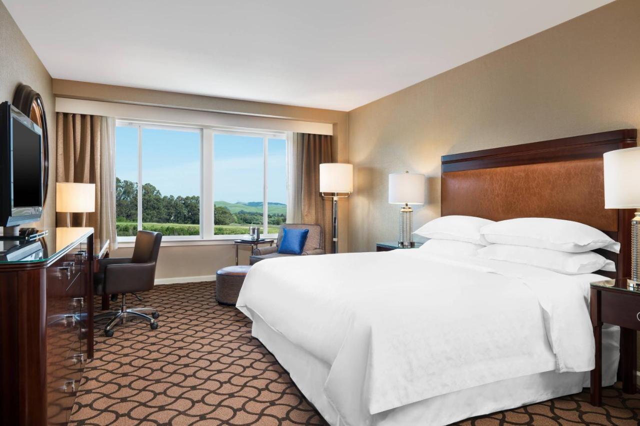 Deluxe King Room with Garden View