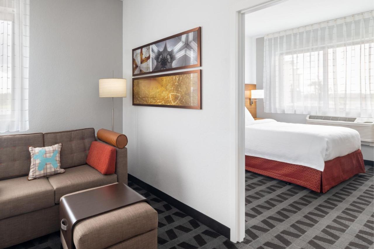 One-Bedroom Queen Suite Sofa Bed