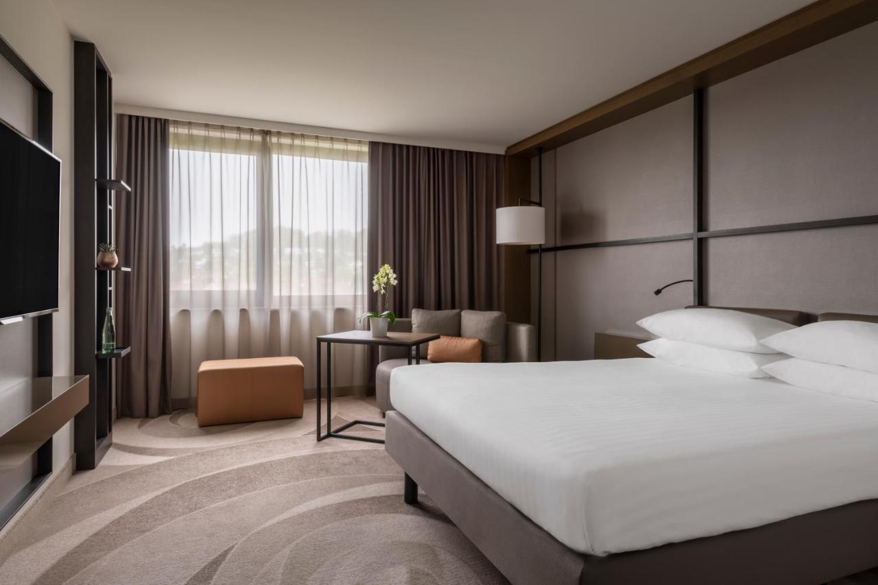 Deluxe Room Guest room 1 King,1403730977:JPEG