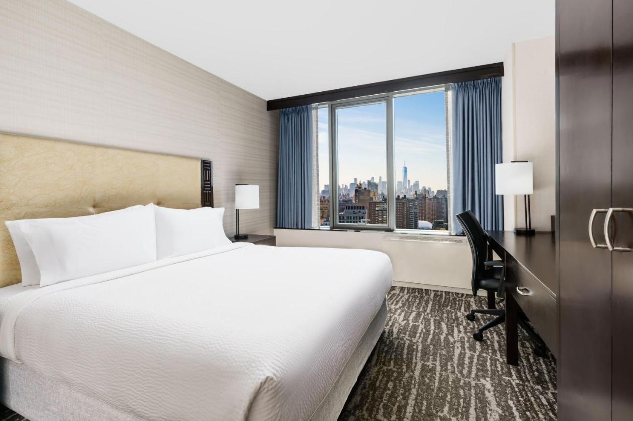 Habitación con cama extragrande y vistas a la ciudad