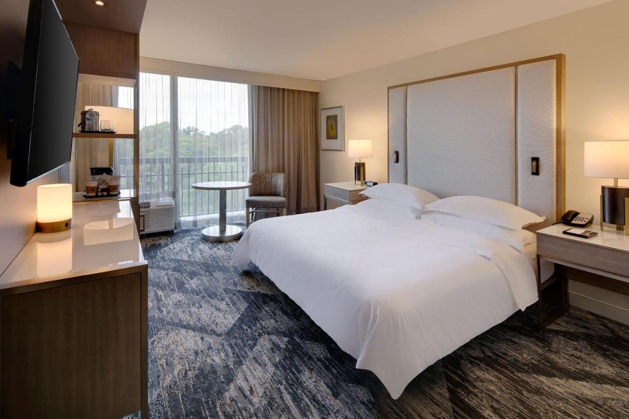 Club level Guest room 1 King,1634400865:JPEG