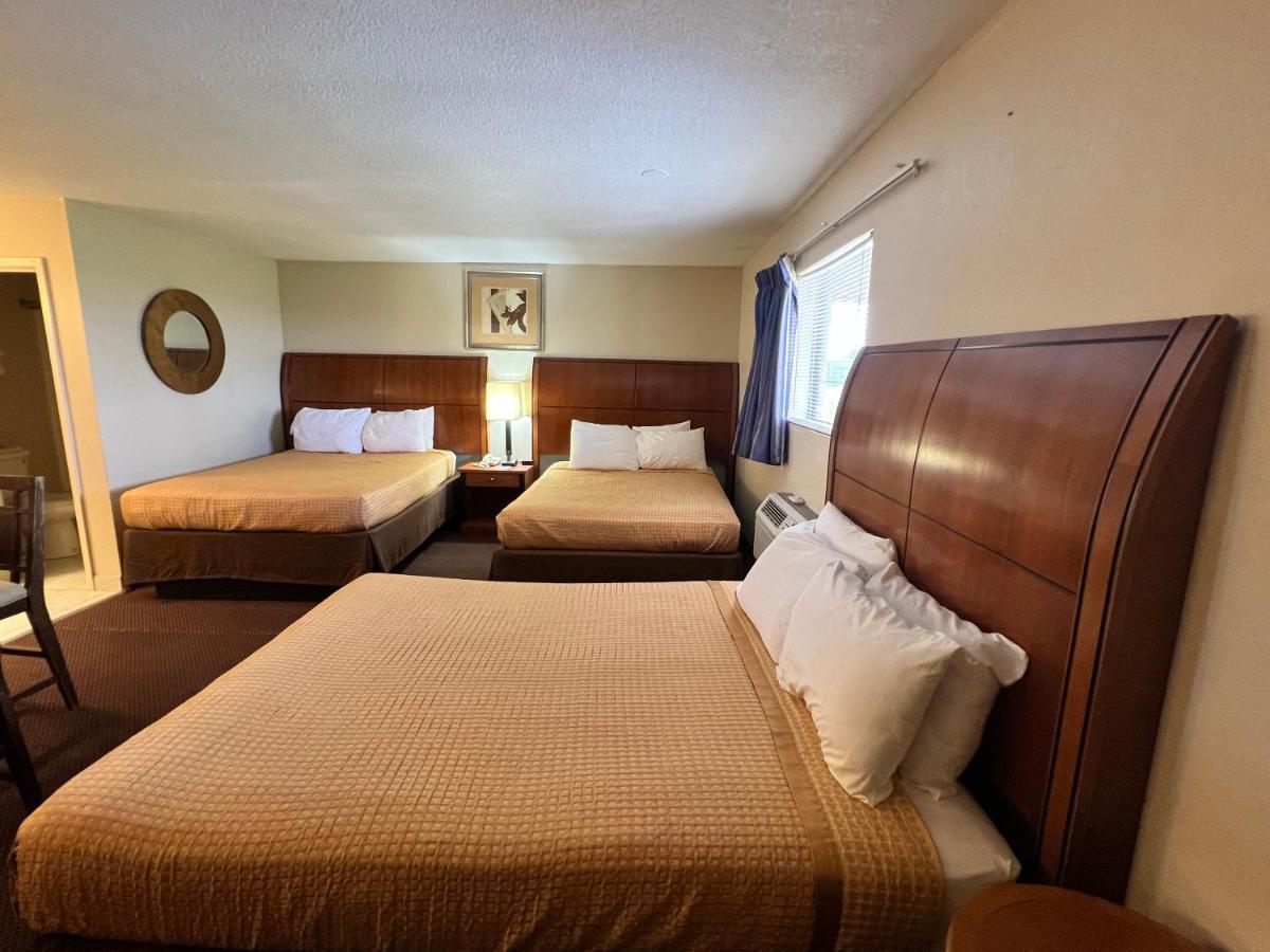 3 Double Beds Deluxe Non-Smoking