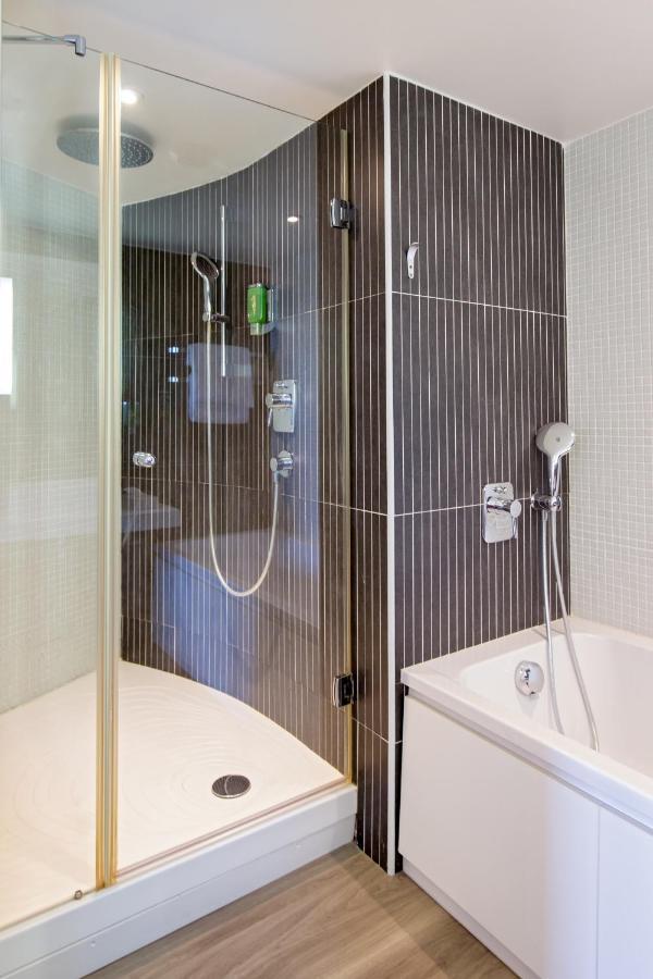 Executive Suite,1405582751:JPEG