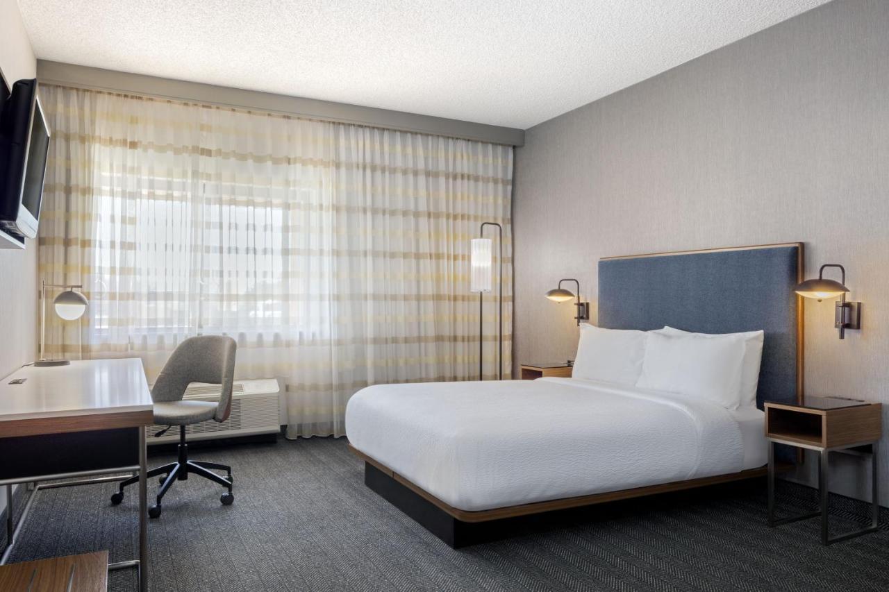 Queen Room Roll Shower Transfer Shower Mobility Access or Hearing Accessible,1706261384:JPEG