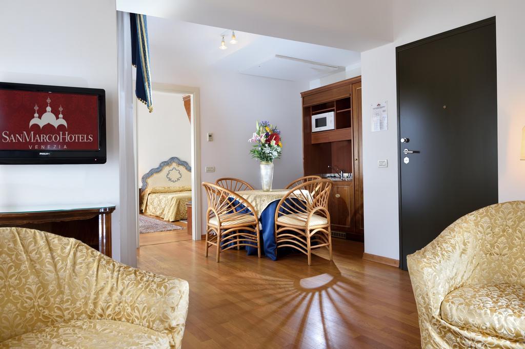 Deluxe Suite,377338141:JPEG