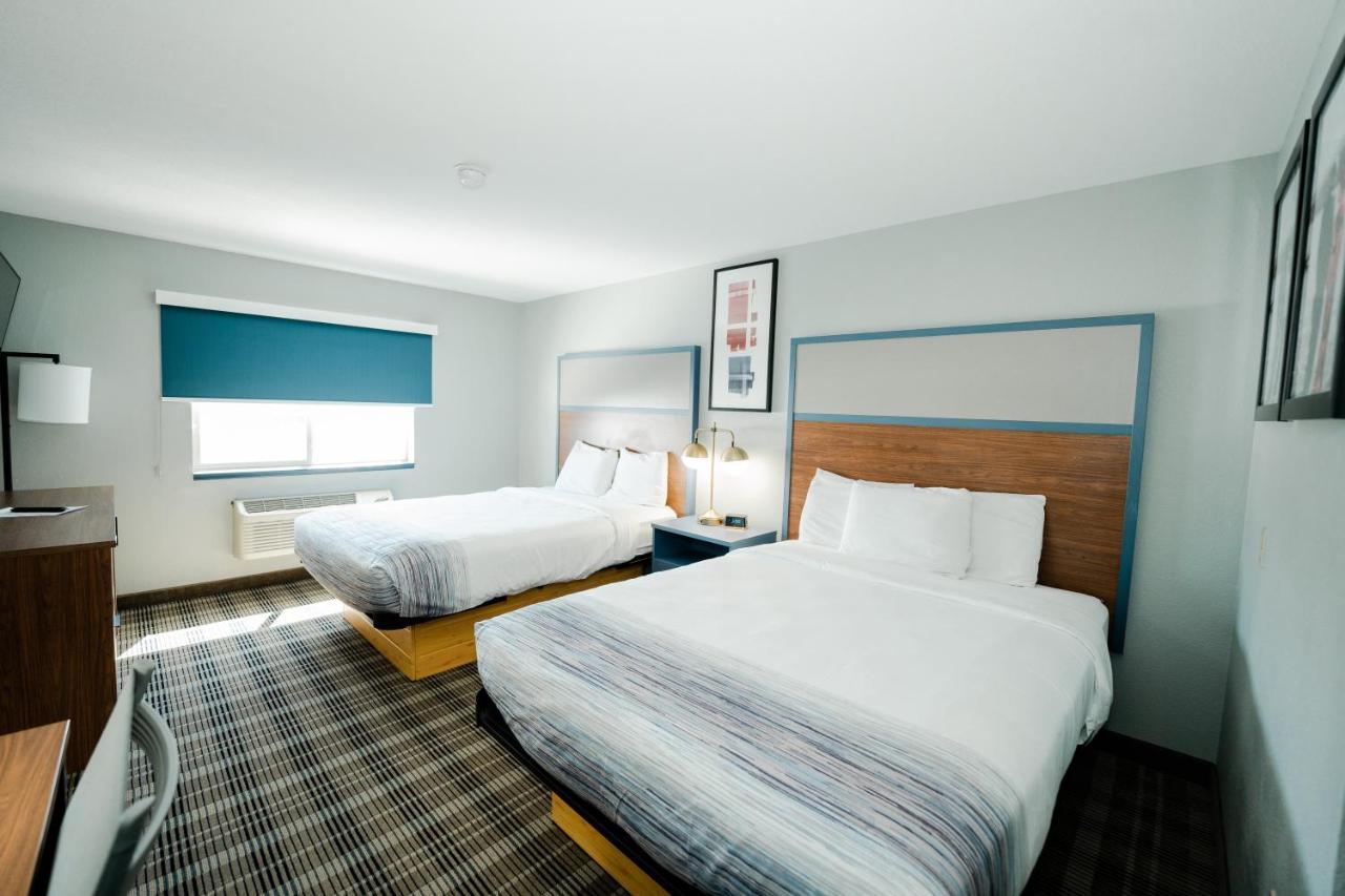 Queen Suite with Two Queen and One King Beds - Non-Smoking