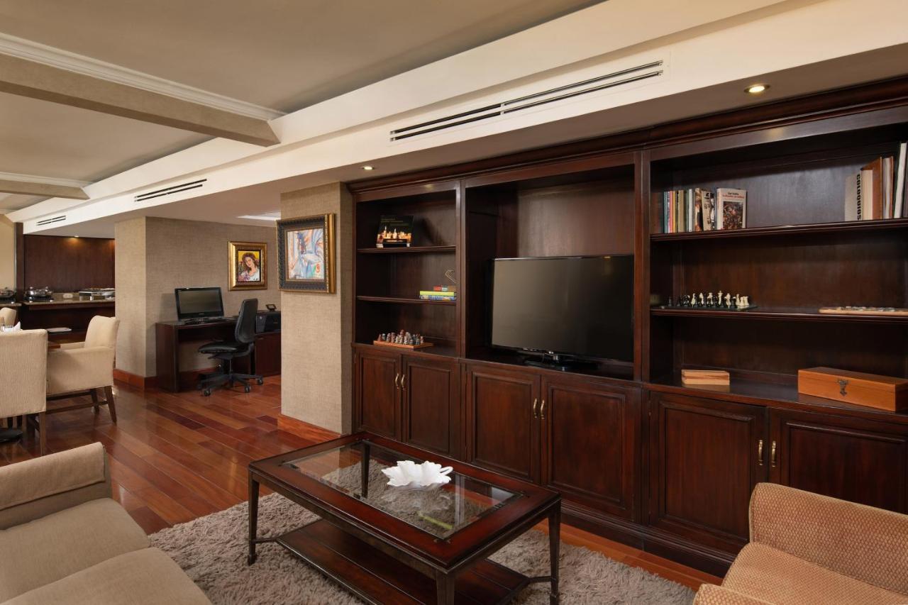 Club lounge access Larger Guest room 1 King Ocean view
