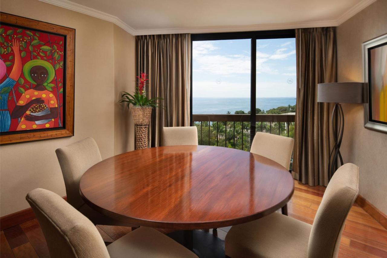 Club lounge access Larger Guest room 1 King Ocean view