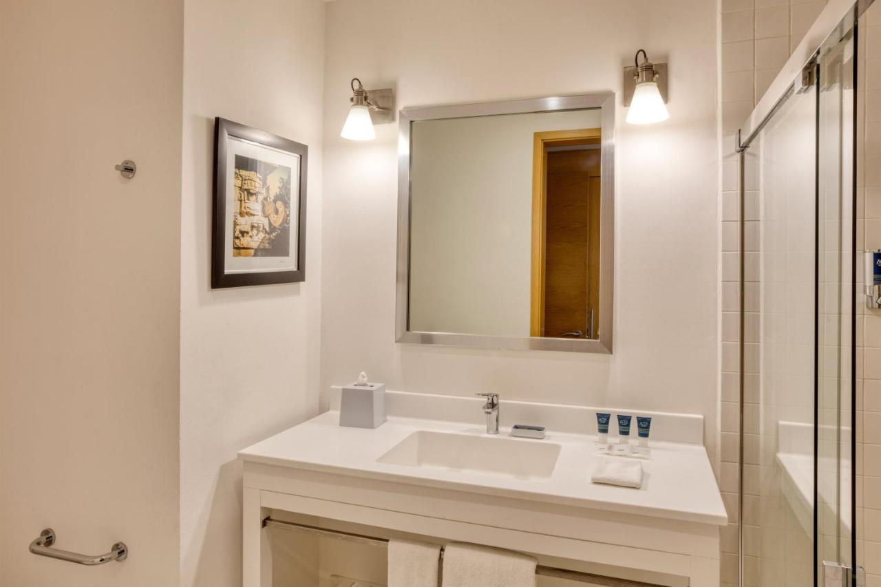Traditional Guest room King City view