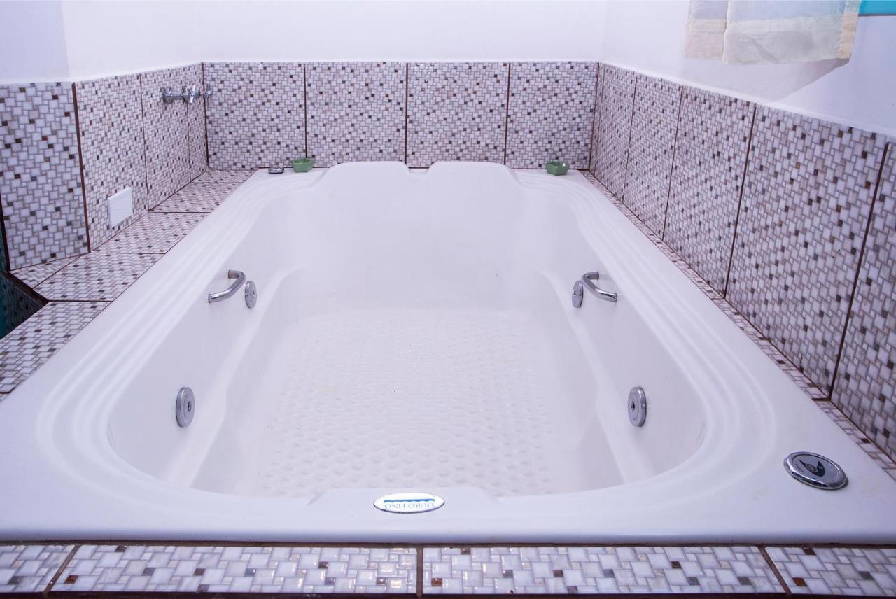 Deluxe Suite Spa Bath