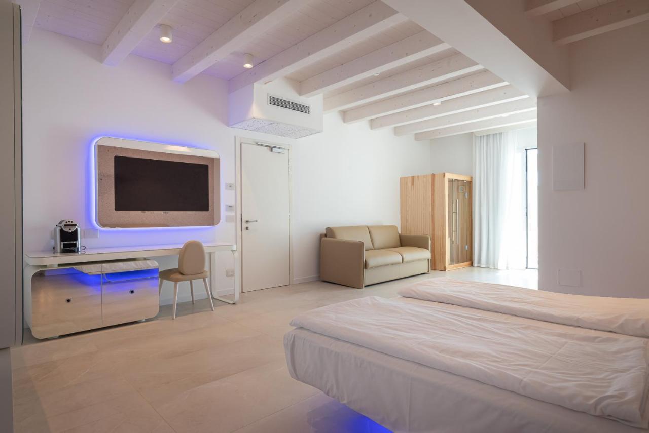 Junior Suite Jacuzzi Side Sea View,1415707164:JPEG