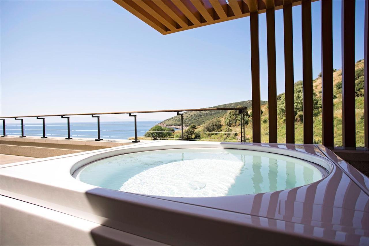 Deluxe Zimmer mit Kingsize-Bett, Whirlpool-Badewanne und Meerblick