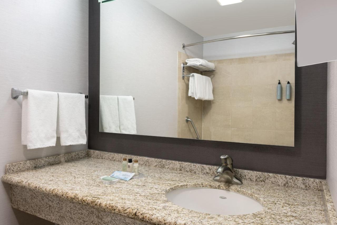 One-Bedroom King Suite Bathtub Sofa Bed Mobility Access or Hearing Accessible,1416409530:JPEG