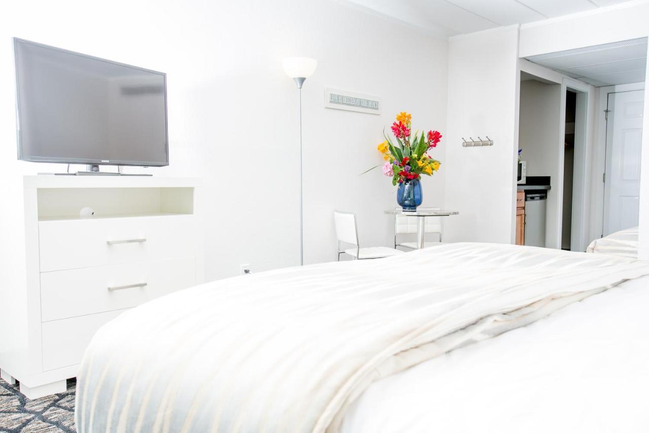 E-1 Kitchenette One Queen & One Single Bed,1418931393:JPEG