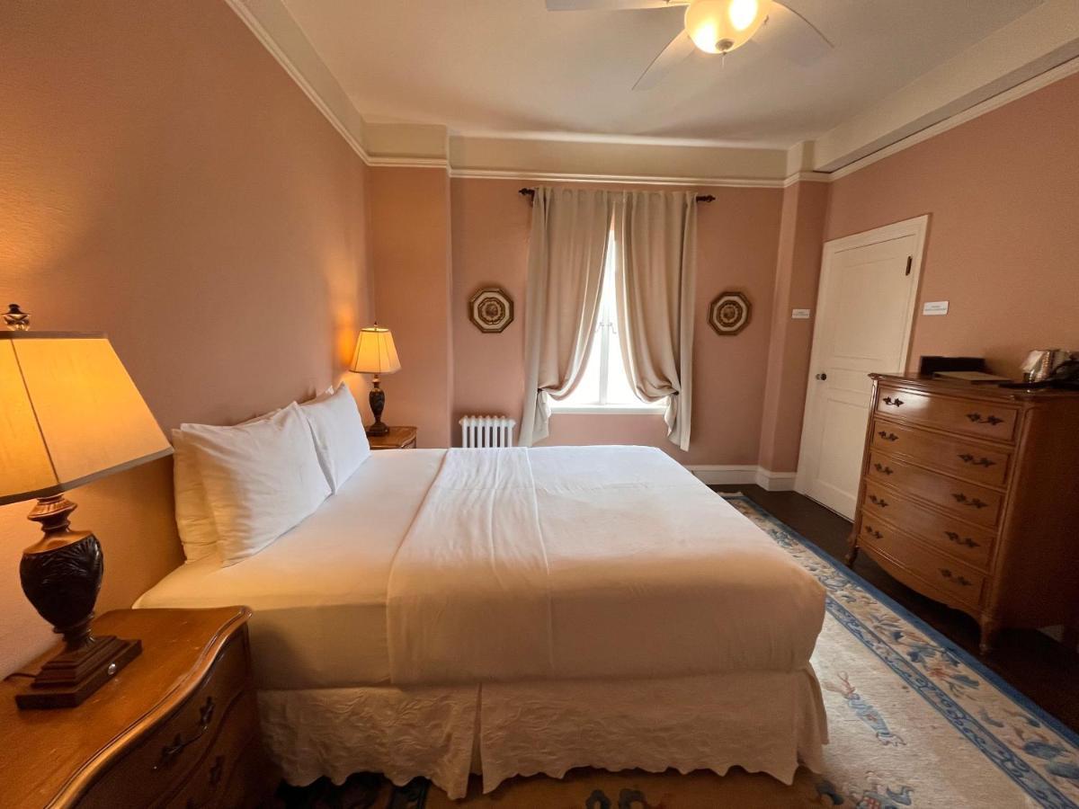 Standard Queen Room