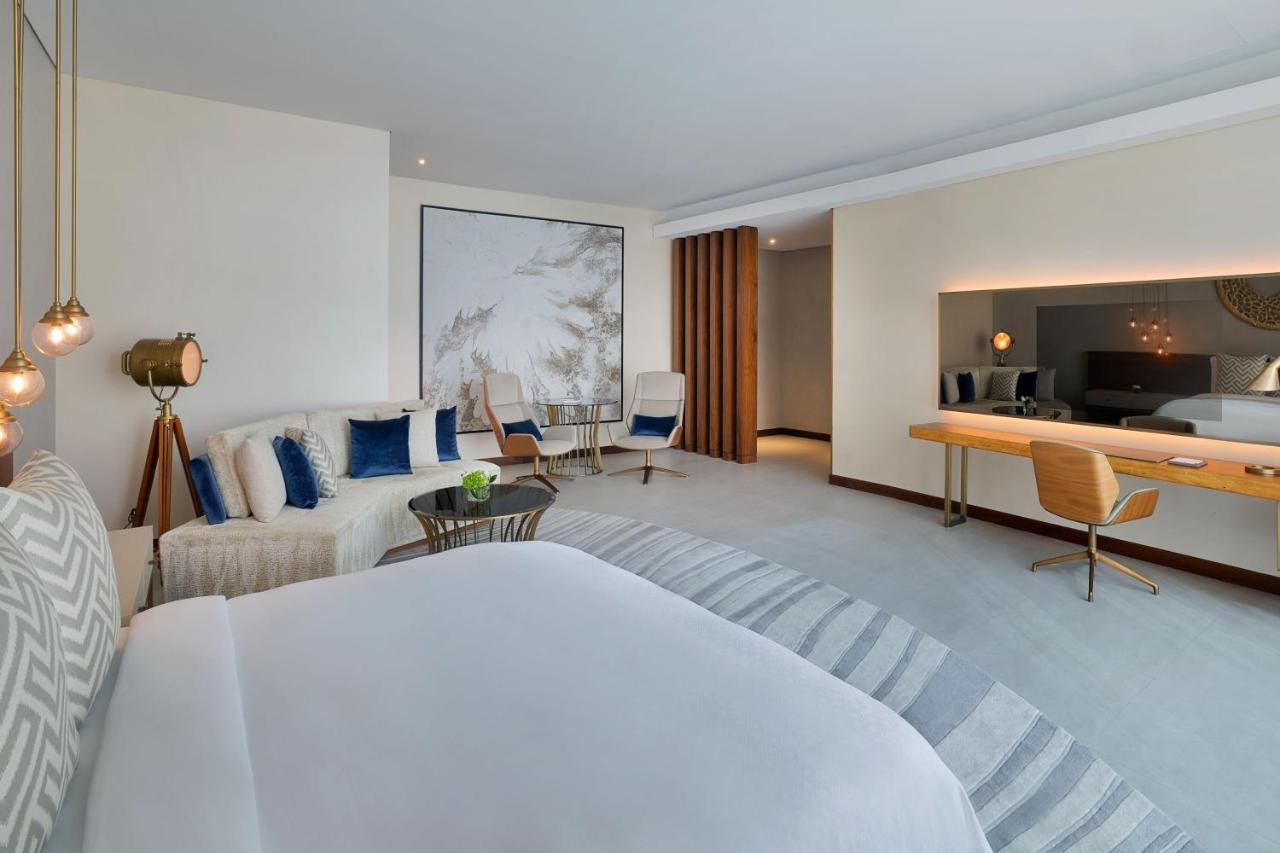 Deluxe King Suite Downtown View including Signature St Regis Butler Service,1419292803:JPEG