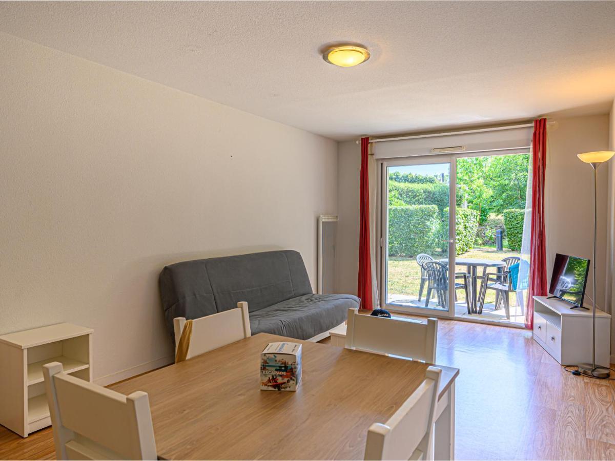One-Bedroom Apartment Balcony,1419927834:JPEG