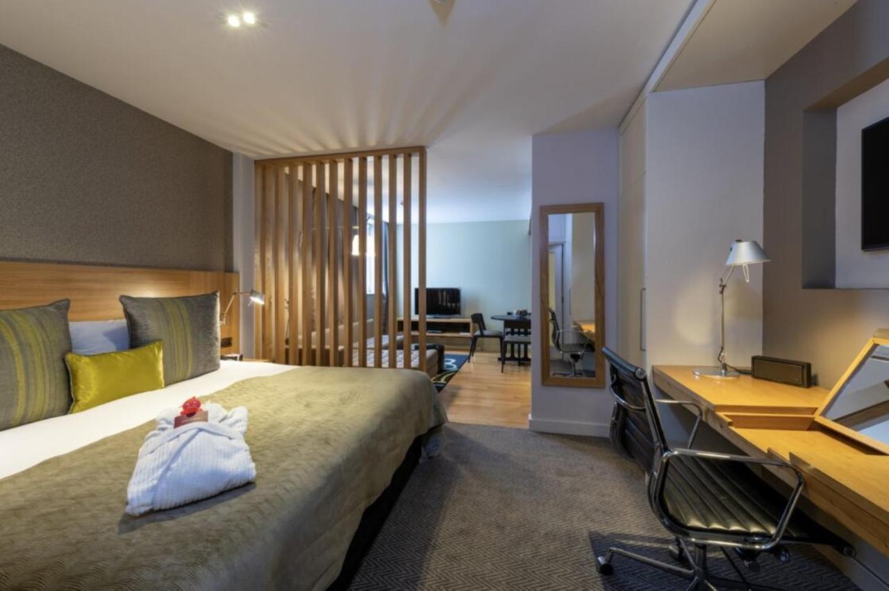 Junior Suite Club Lounge Access