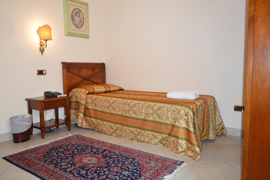 Small Double Room,718717459:JPEG