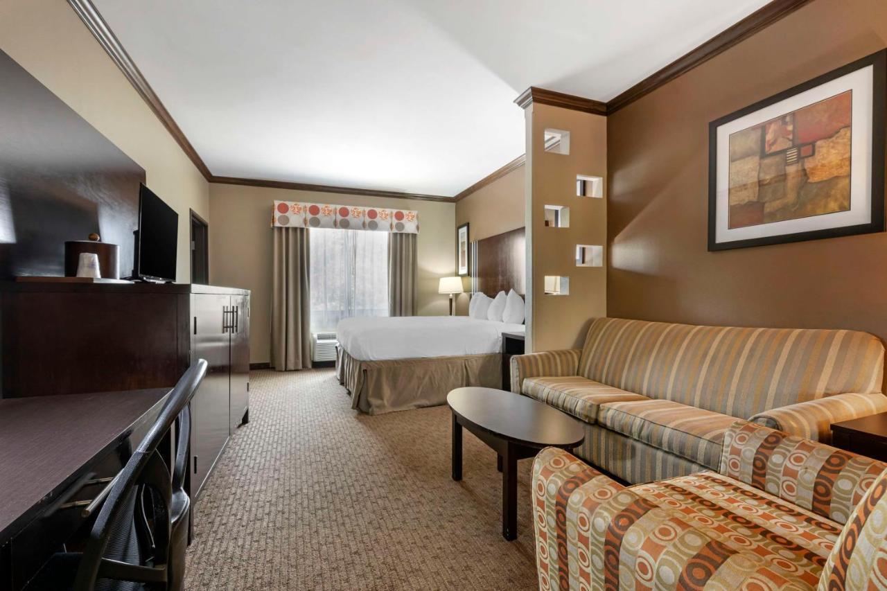 King Suite Two King Beds Bath Tub Disability Access or Non-Smoking,1420875318:JPEG