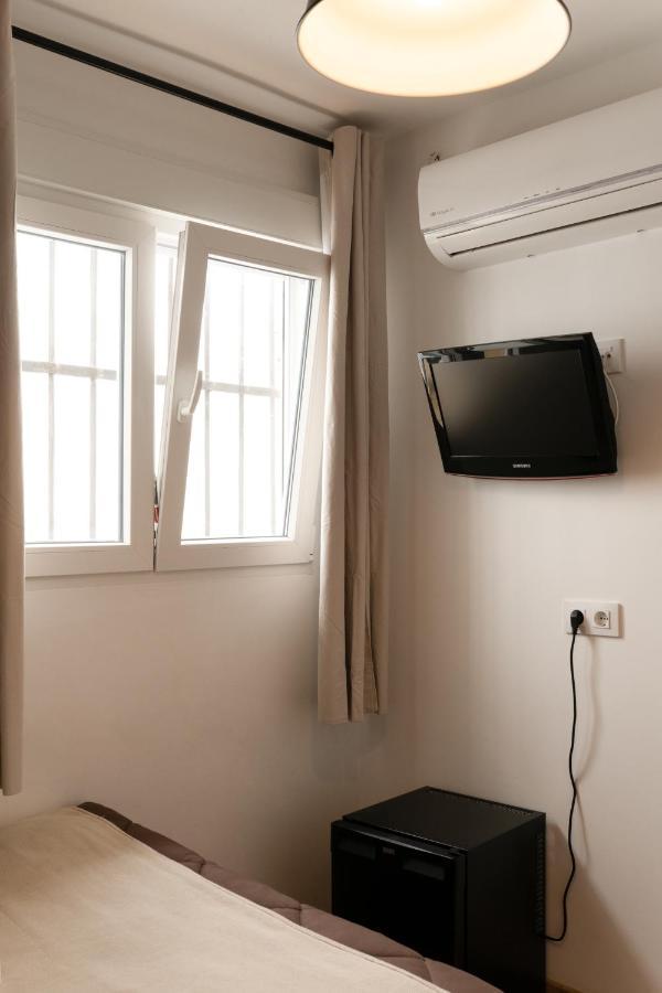 Budget Single Room Private Bathroom,1421504703:JPEG