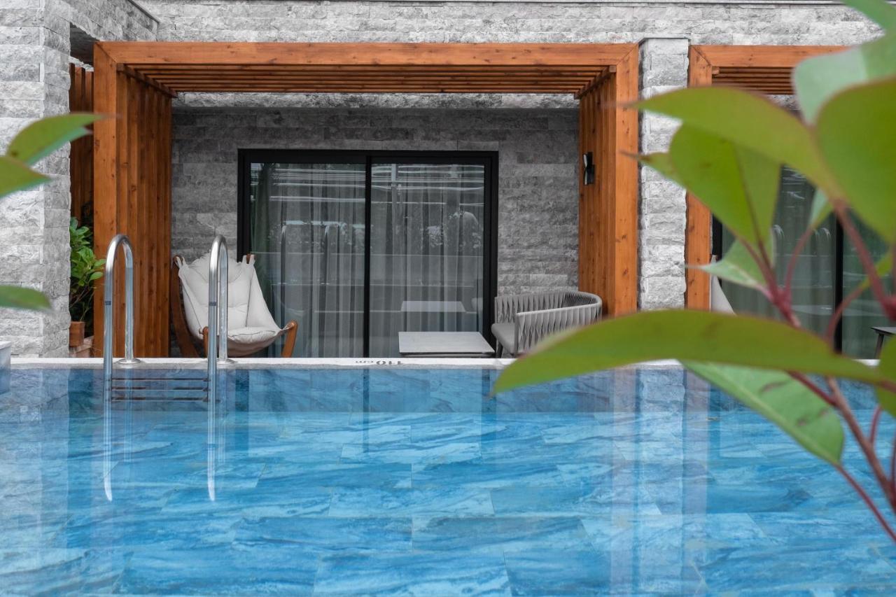 Swim-up Room Land View