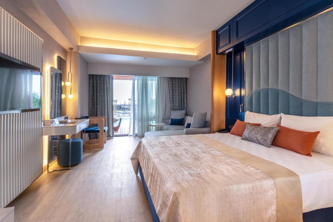Swim-up Room Sea View