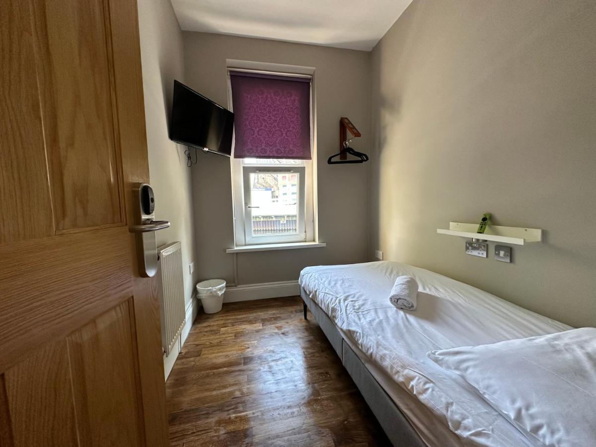 Single Room,1421667483:JPEG