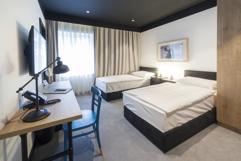 Twin Room,1452683275:JPEG