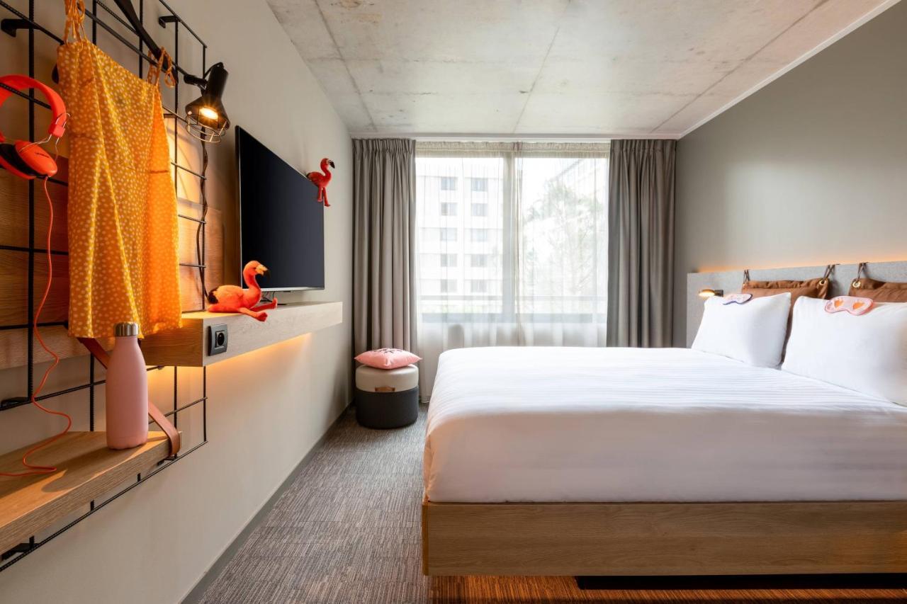 Moxy Sleeper Room Queen bed,1537526047:JPEG