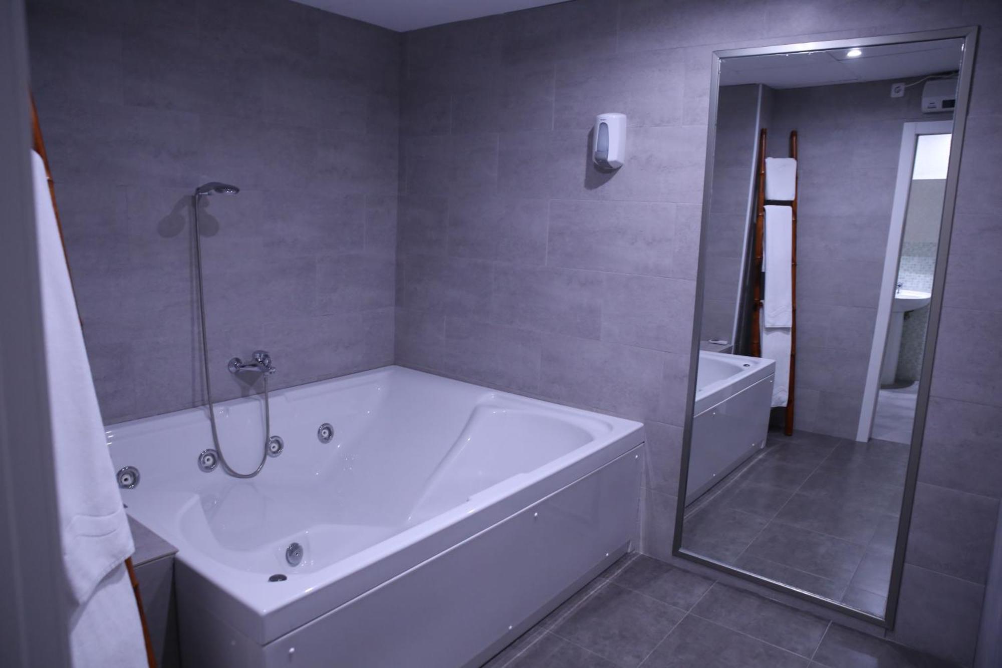 Suite Spa Bath,1431853174:JPEG