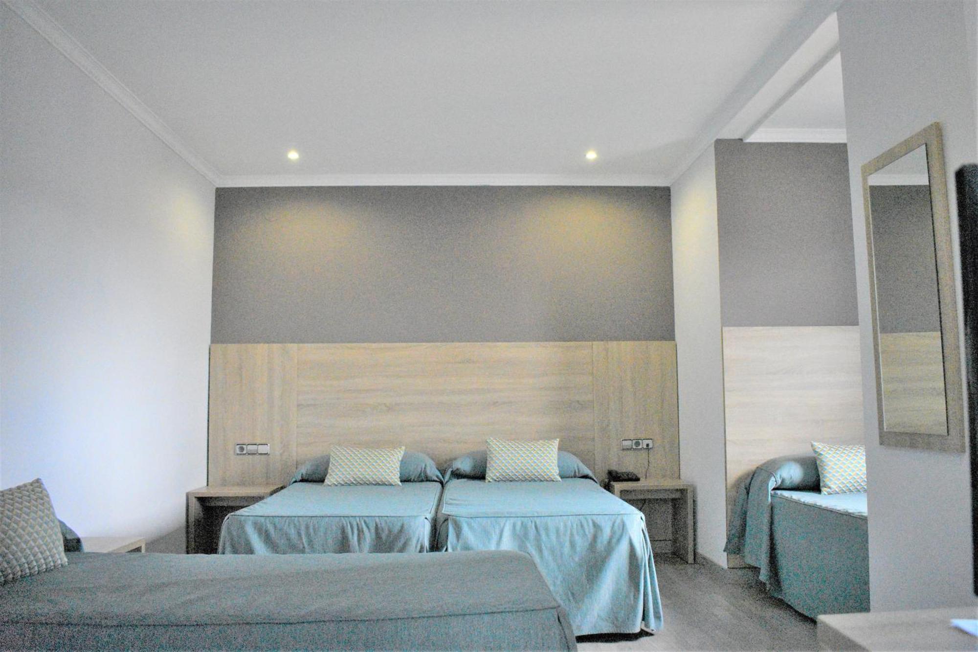 Double or Twin Room Two Extra Beds,977067661:JPEG