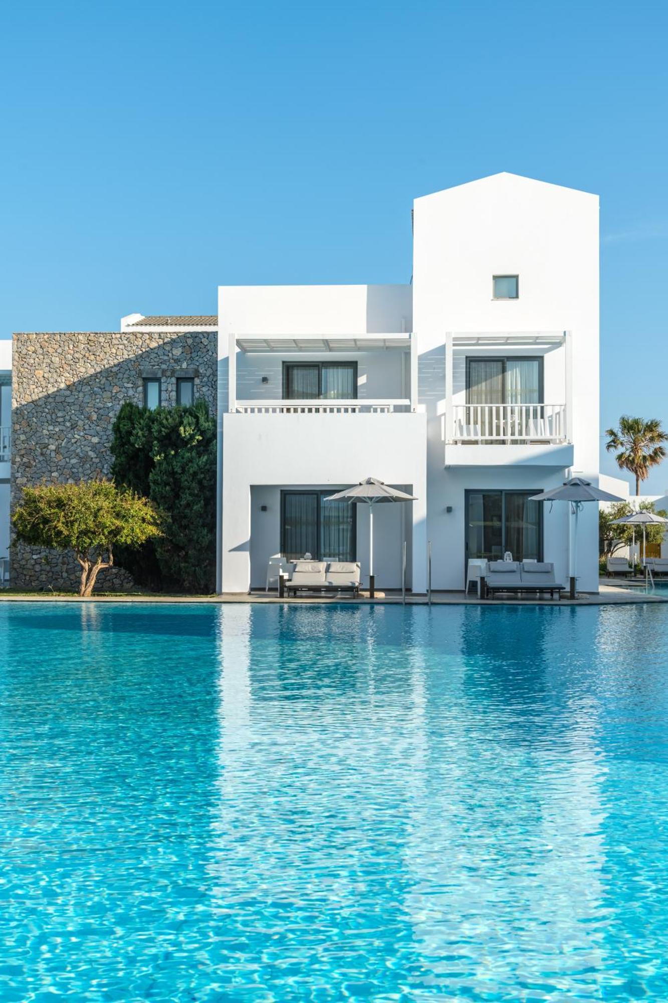 Superior Front Pool Room Swim-up