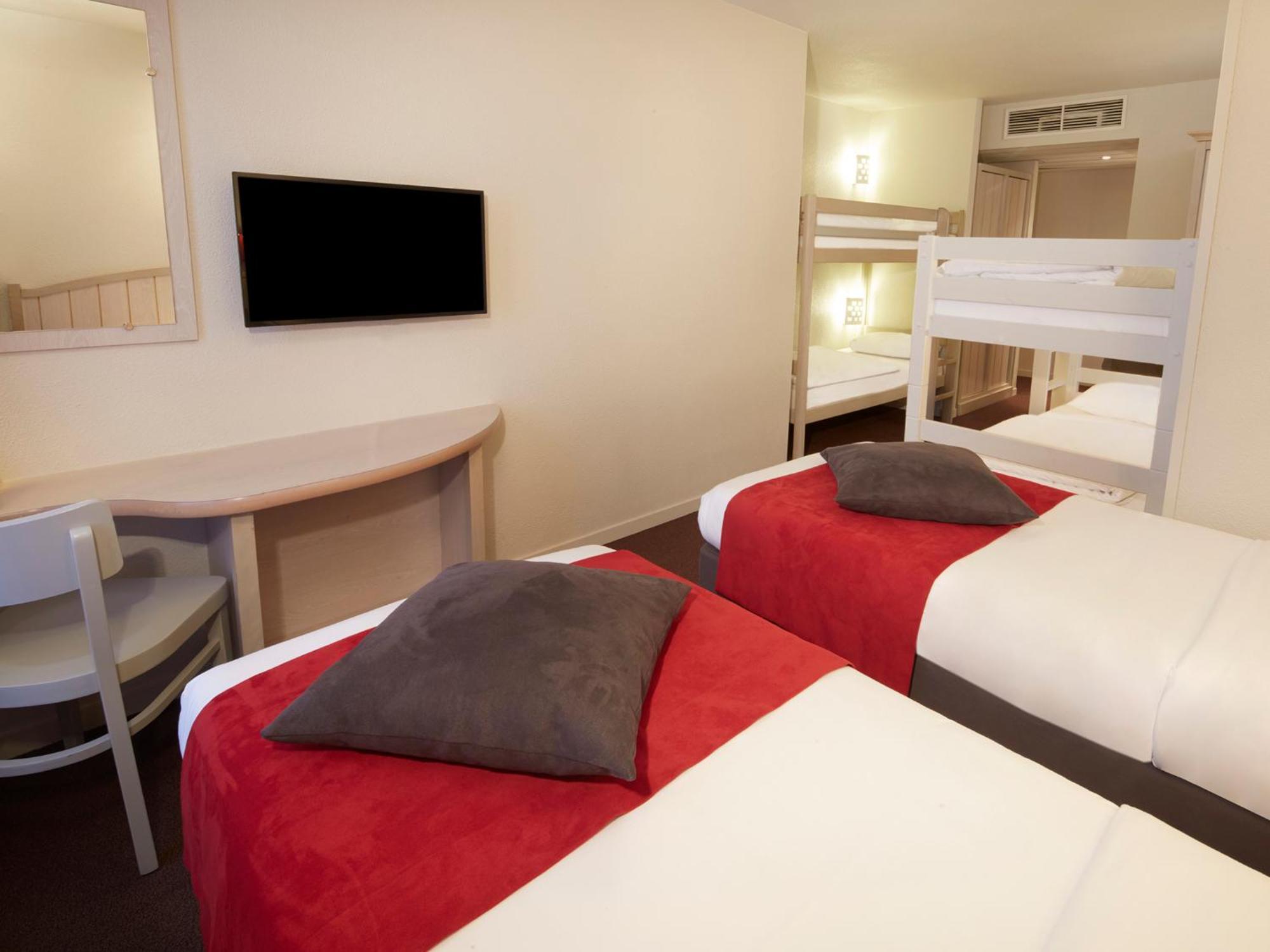 Standard Room with 2 Single Beds and 4 Bunk Beds,716269195:JPEG
