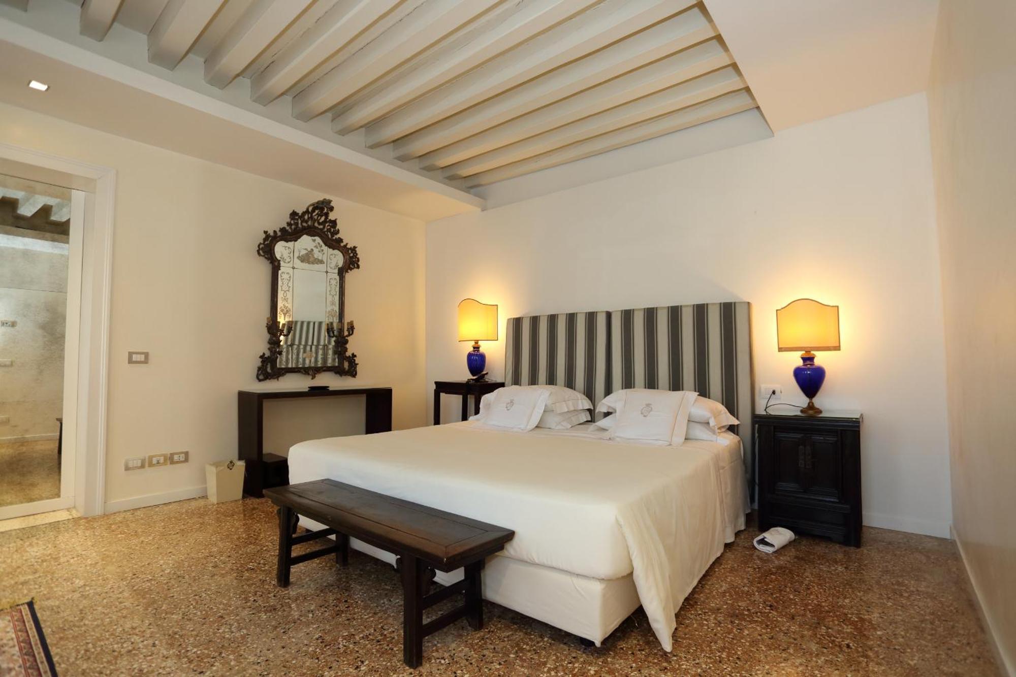 Junior Suite with Grand Canal View and Balcony,1139227663:JPEG