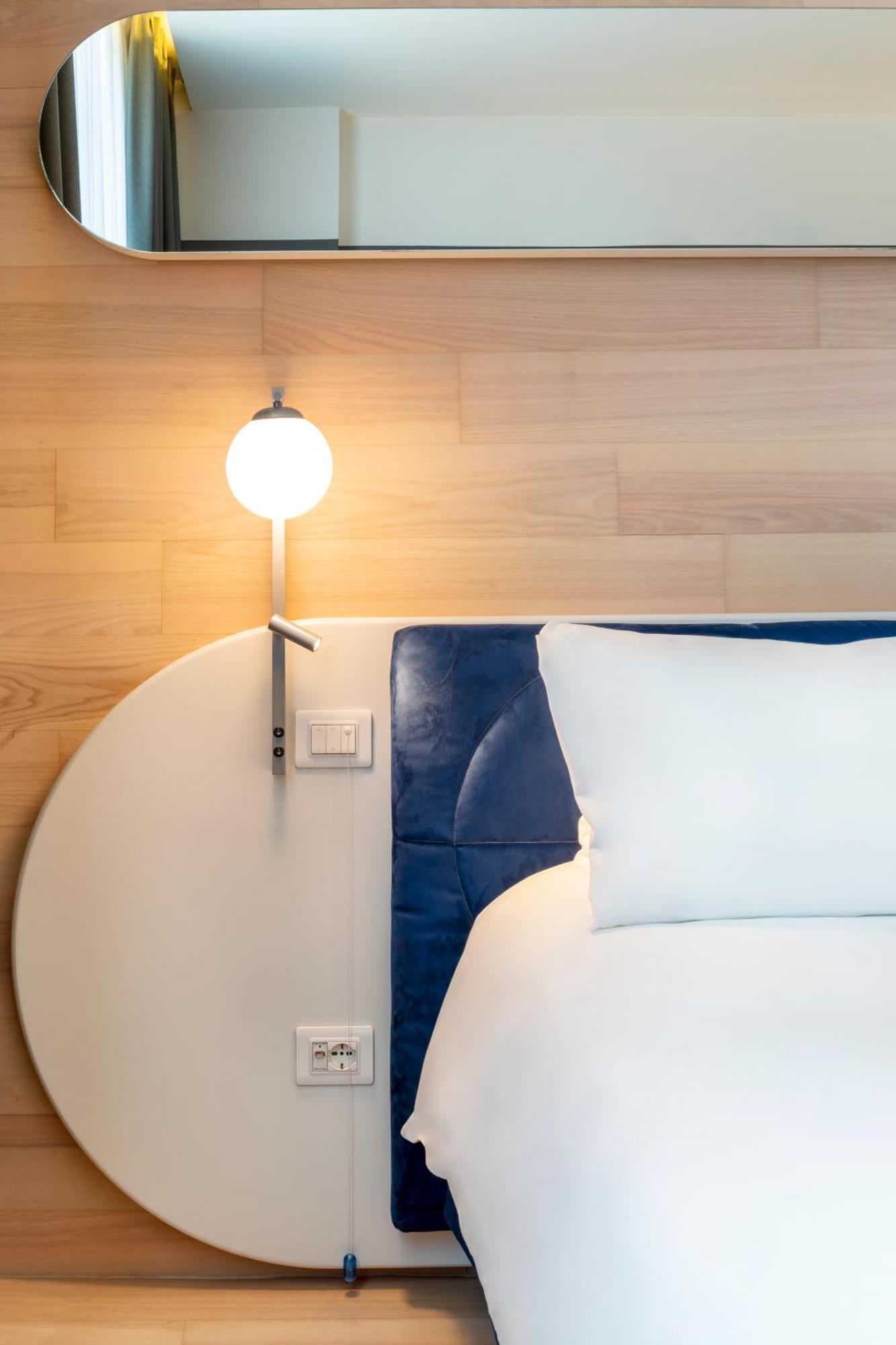 Standard King Room Accessible