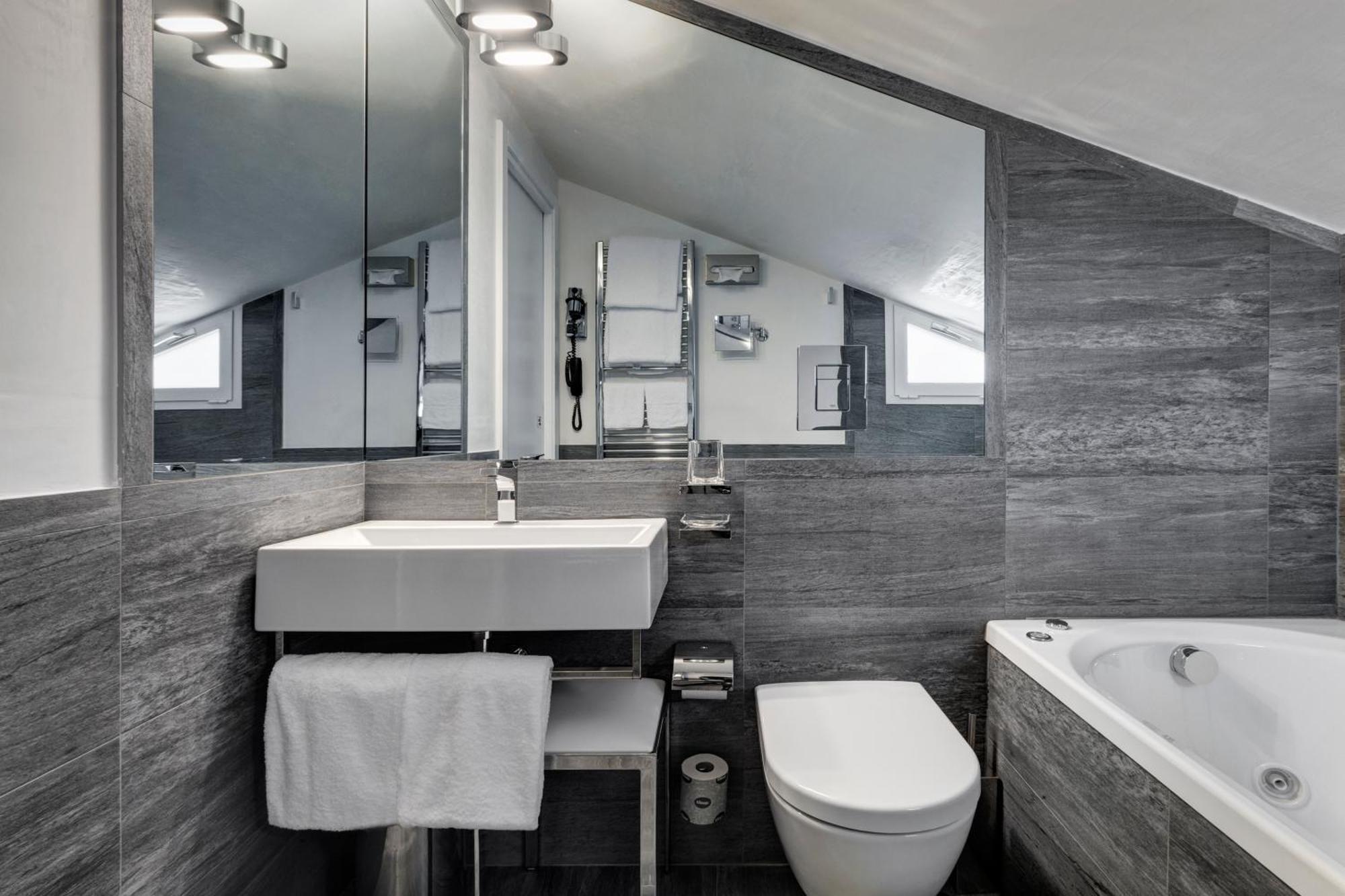 Suite Spa Access Attic,1554495130:JPEG