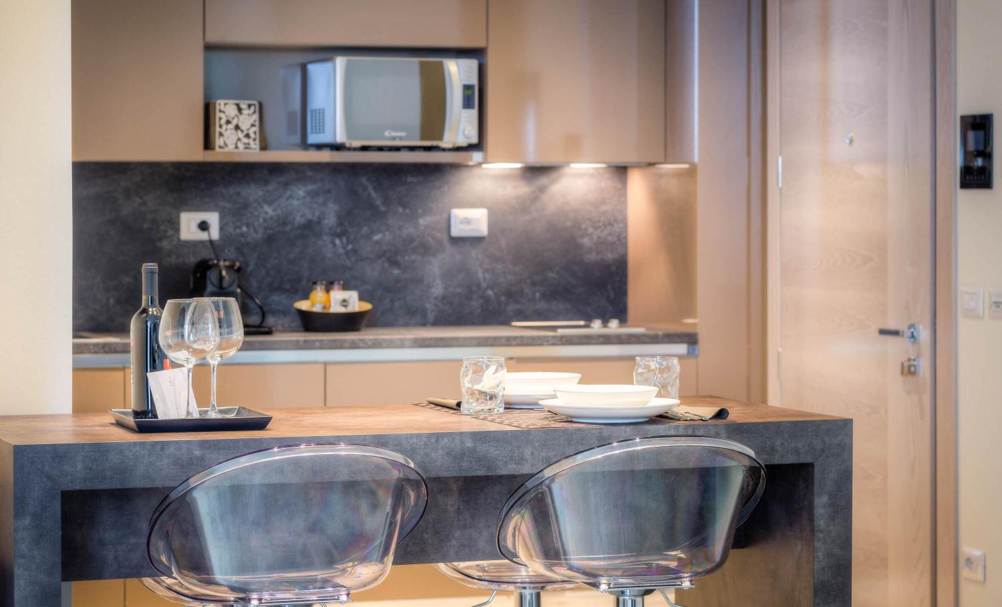 Superior Studio kitchen & Pool Access