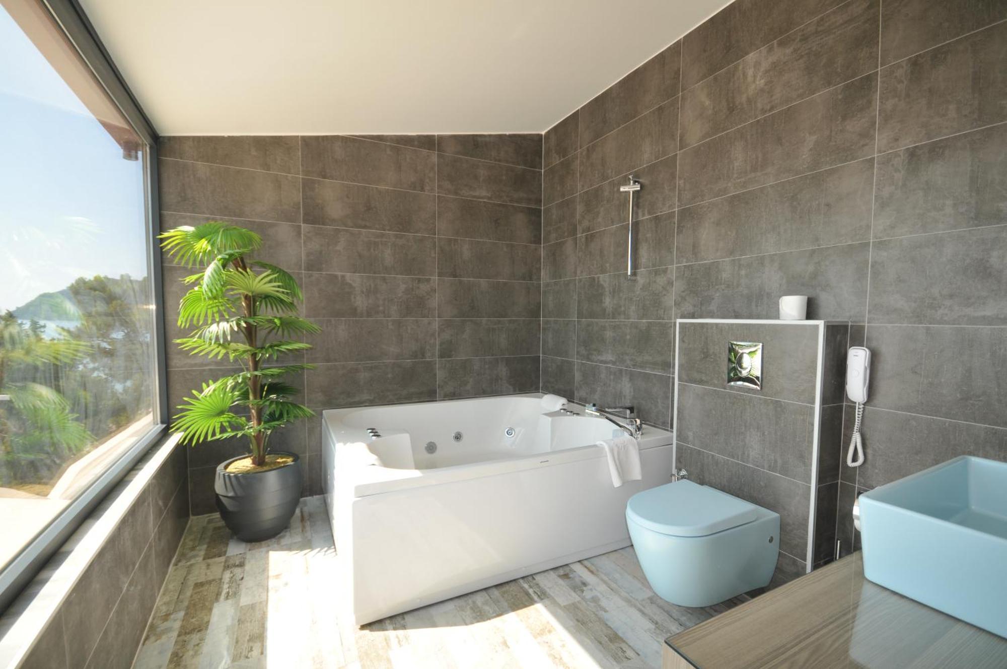 King Room Spa Bath