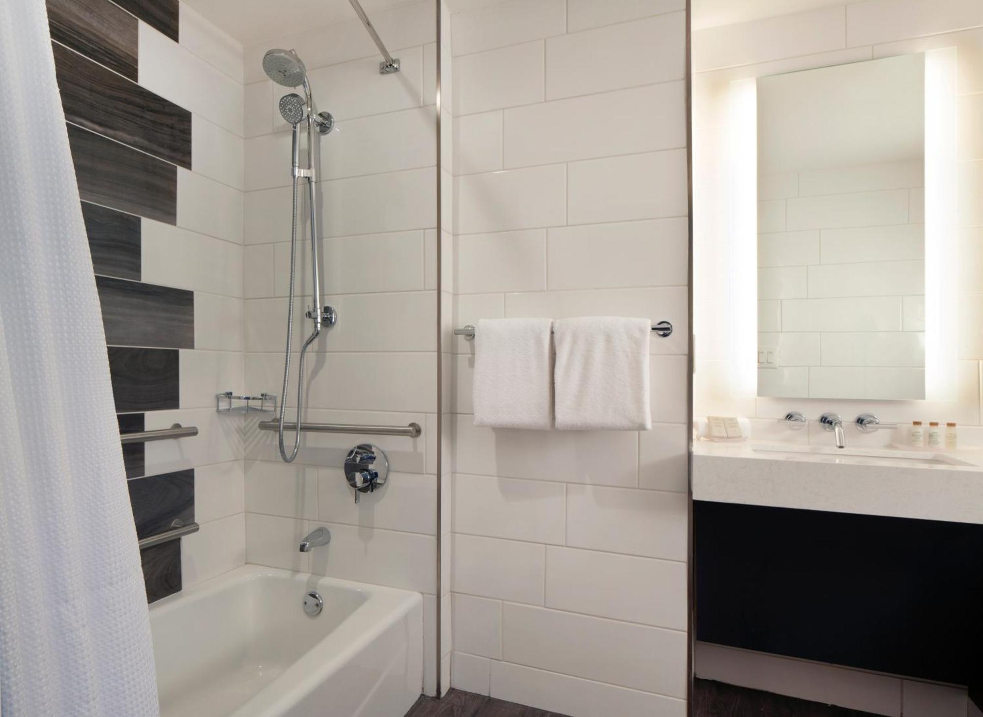 Standard Queen Room Bath Shower Combination,1434381364:JPEG